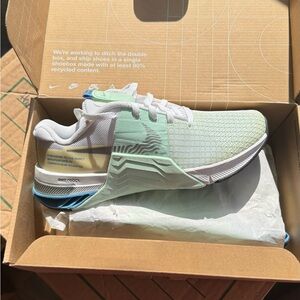 W NIKE METCON 8
WHITE/METALLIC SILVER
BLANC/ARGENT METALLIQUE size 6.5 brand new